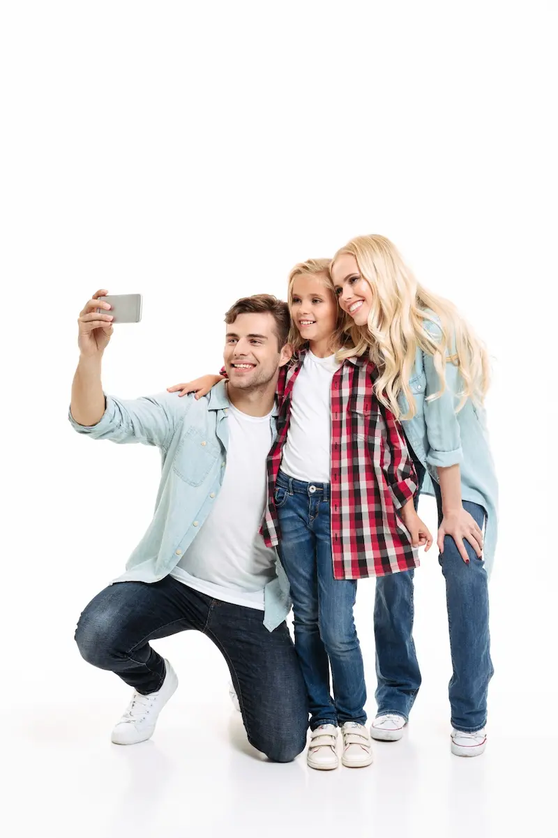 Familia viajando protegida por Travixis